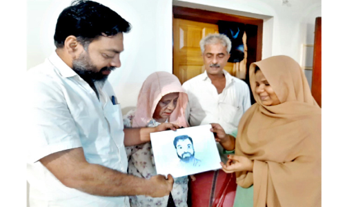 വോട്ട് ചോദിച്ചയാൾക്കിരിക്ക​െട്ട ഒരുഫോട്ടോ..