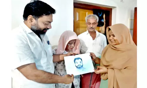 വോട്ട് ചോദിച്ചയാൾക്കിരിക്ക​െട്ട ഒരുഫോട്ടോ..