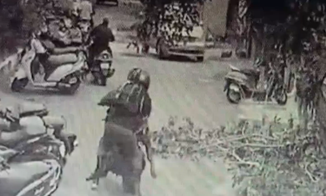 ഇത് സിനിമയിലെ രംഗമല്ല; മോഷ്​ടാക്കളെ ബൈക്കിൽ പിന്തുടർന്ന് പിടിക്കുന്ന പൊലീസ് സ്​റ്റൈൽ