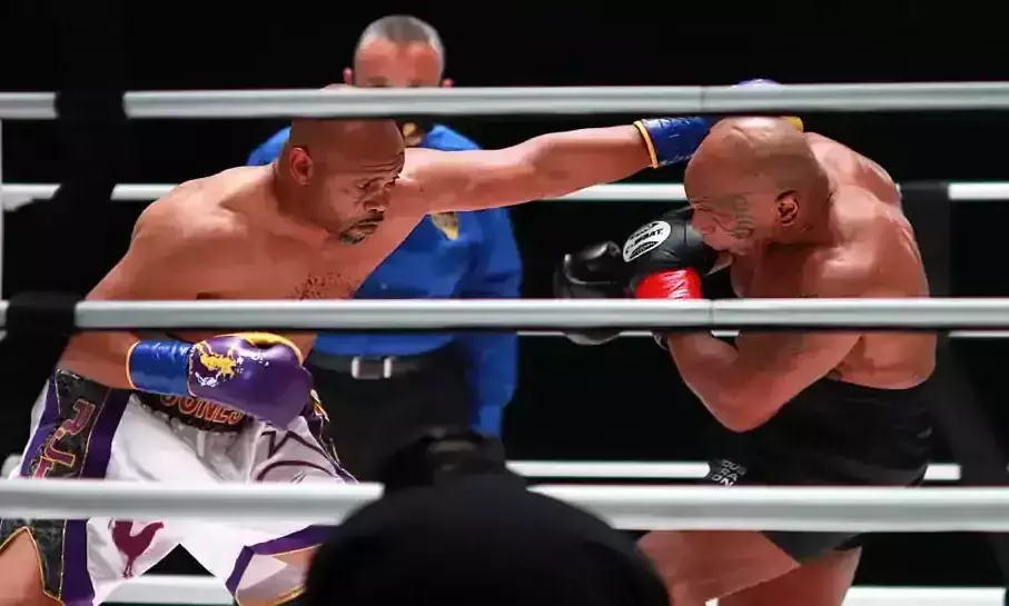 ഇ​ടി​ക്കൂ​ട്ടി​ലെ സിം​ഹ​ങ്ങ​ൾ ഏ​റ്റു​മു​ട്ടി; 54ാം വ​യ​സ്സി​ൽ മൈ​ക്​ ടൈ​സ​ണി​ന്​ തി​രി​ച്ചു​വ​ര​വ്​