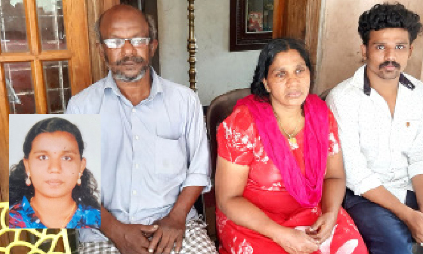 മകളെ നഷ്ടമായിട്ട് രണ്ട് വർഷം; നീതിക്കായി കാത്തിരിക്കുകയാണ് ഇൗ കുടുംബം മകളെ നഷ്ടമായിട്ട് രണ്ട് വർഷം; നീതിക്കായി കാത്തിരിക്കുകയാണ് ഇൗ കുടുംബം