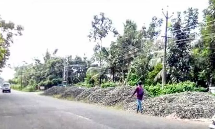 റോഡരികിലെ മെറ്റൽക്കൂന അപകടങ്ങളുണ്ടാക്കുന്നു