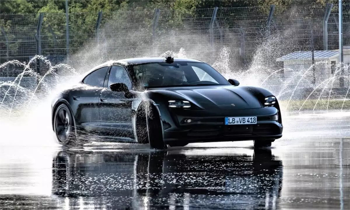 ലോകത്തിലെ ഏറ്റവും നീണ്ട ഡ്രിഫ്റ്റിങ്; റെക്കോർഡിട്ട് പോർഷെ ടൈകാൻ ലോകത്തിലെ ഏറ്റവും നീണ്ട ഡ്രിഫ്റ്റിങ്; റെക്കോർഡിട്ട് പോർഷെ ടൈകാൻ