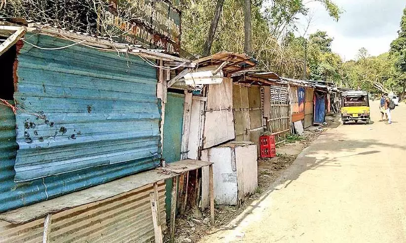 തമിഴ്നാട് അതിർത്തിയിലെ പെട്ടിക്കടകൾ പൊളിക്കും തമിഴ്നാട് അതിർത്തിയിലെ പെട്ടിക്കടകൾ പൊളിക്കും