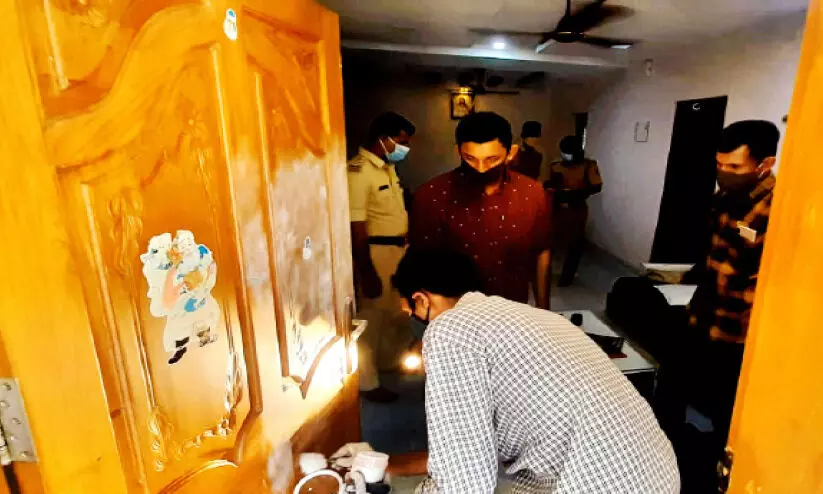 വീട് കുത്തിത്തുറന്ന് ആറുലക്ഷത്തിെൻറ സ്വർണം കവർന്നു വീട് കുത്തിത്തുറന്ന് ആറുലക്ഷത്തിെൻറ സ്വർണം കവർന്നു