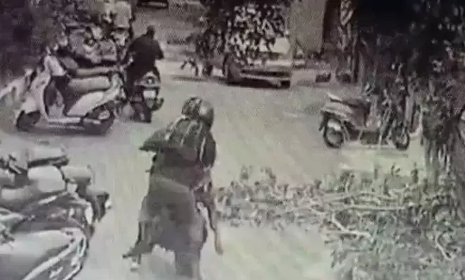 ഇത് സിനിമയിലെ രംഗമല്ല; മോഷ്ടാക്കളെ ബൈക്കിൽ പിന്തുടർന്ന് പിടിക്കുന്ന പൊലീസ് സ്റ്റൈൽ ഇത് സിനിമയിലെ രംഗമല്ല; മോഷ്ടാക്കളെ ബൈക്കിൽ പിന്തുടർന്ന് പിടിക്കുന്ന പൊലീസ് സ്റ്റൈൽ