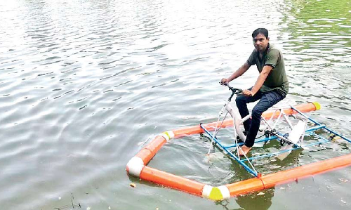 പി.​വി.​സി പൈ​പ്പും സൈ​ക്കി​ളും ഉ​പ​യോ​ഗി​ച്ച് ബോ​ട്ട് നി​ർ​മി​ച്ച്​ യു​വാ​വ്