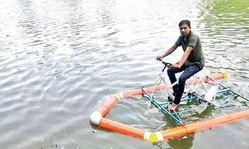 പി.വി.സി പൈപ്പും സൈക്കിളും ഉപയോഗിച്ച് ബോട്ട് നിർമിച്ച് യുവാവ് പി.വി.സി പൈപ്പും സൈക്കിളും ഉപയോഗിച്ച് ബോട്ട് നിർമിച്ച് യുവാവ്