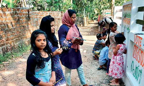 ചു​മ​രെ​ഴു​ത്തുമായി കു​ട്ടി​ക്കൂ​ട്ട​ങ്ങ​ൾ