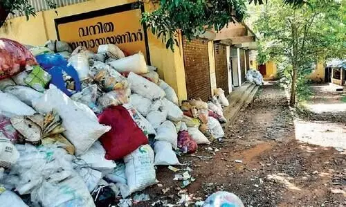 ആ​ർ​ക്കും പ്ര​യോ​ജ​ന​പ്പെ​ടാ​തെ അ​മ്പ​ല​പ്പാ​റ വ​നി​ത വ്യ​വ​സാ​യ കേ​ന്ദ്രം