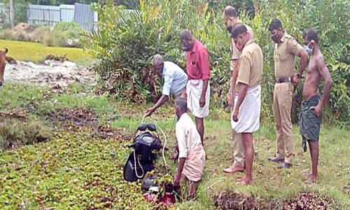 മോ​ഷ​ണം പോ​യ സ്കൂ​ട്ട​ർ കു​ള​ത്തി​ൽ ക​ണ്ടെ​ത്തി