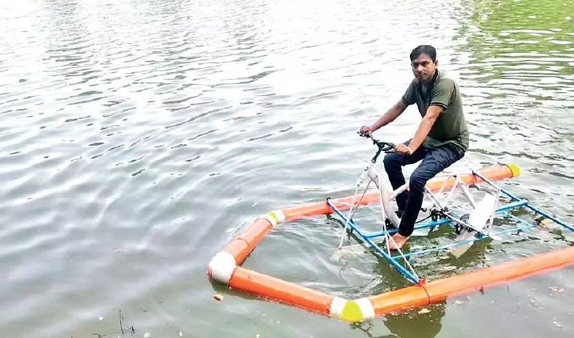 പി.വി.സി പൈപ്പും സൈക്കിളും ഉപയോഗിച്ച് ബോട്ട് നിർമിച്ച് യുവാവ് പി.വി.സി പൈപ്പും സൈക്കിളും ഉപയോഗിച്ച് ബോട്ട് നിർമിച്ച് യുവാവ്