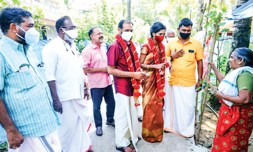 കതിർമണ്ഡപത്തിൽ നിന്നിറങ്ങിയത് വോട്ടുതേടാൻ കതിർമണ്ഡപത്തിൽ നിന്നിറങ്ങിയത് വോട്ടുതേടാൻ