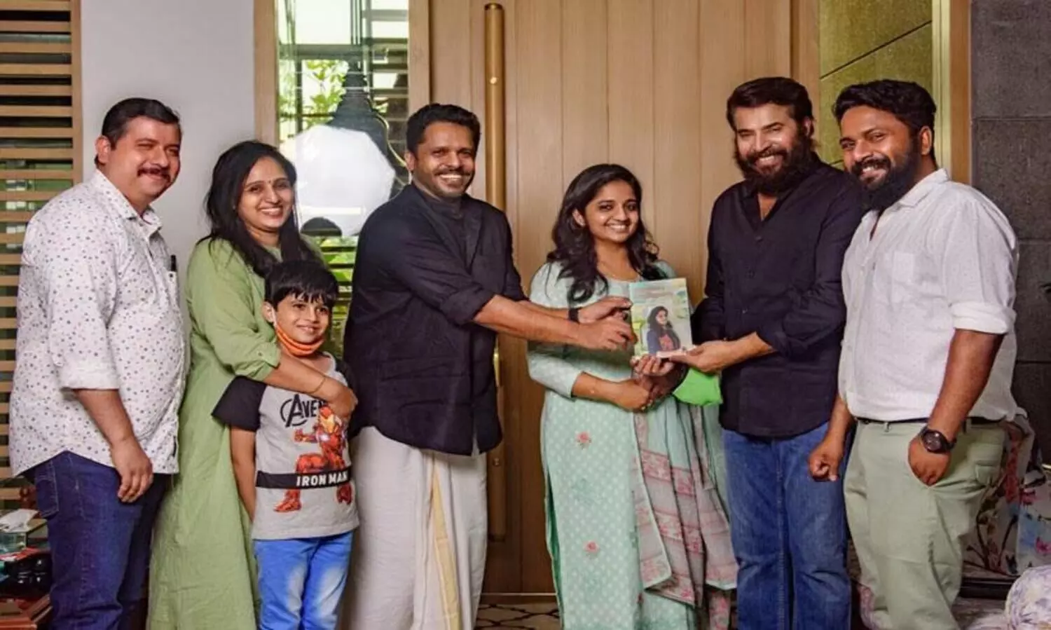 സമീറ സനീഷി​െൻറ അലങ്കാരങ്ങളില്ലാതെ മമ്മൂട്ടി പ്രകാശനം ചെയ്തു