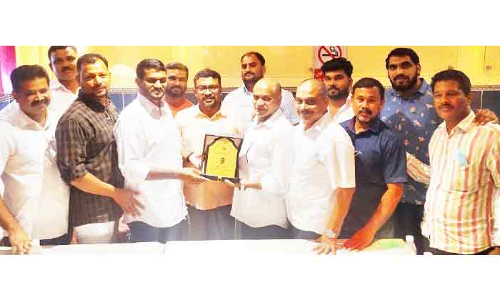 അബ്​ദു പാലേമാടിന് കെ.എം.സി.സി യാത്രയയപ്പ് നൽകി