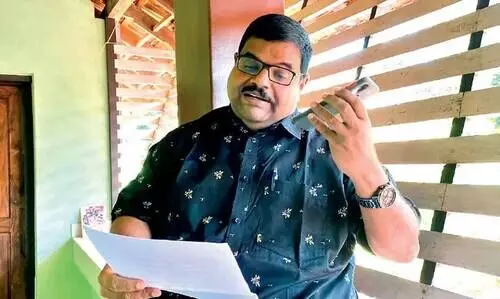 വാ​ട്സ്ആ​പ് ക​ഥ​പ​റ​ച്ചി​ലു​മാ​യി ഹ​രീ​ഷ് ആ​ർ. ന​മ്പൂ​തി​രി​പ്പാ​ട്; കേ​ൾ​വി​ക്കാ​രാ​യി അ​റു​പ​തി​നാ​യി​രം പേ​ർ