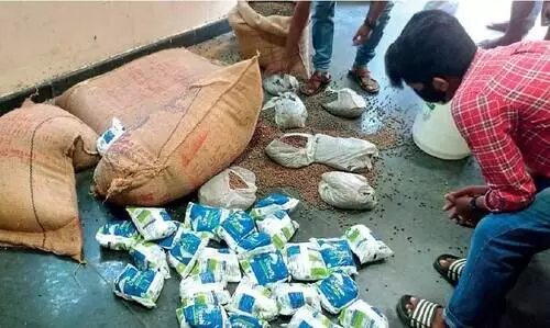 ഭക്ഷ്യവസ്തുക്കള് വിതരണം ചെയ്യാതെ നശിപ്പിച്ചെന്ന്; സി.പി.എം പ്രവര്ത്തകര് പഞ്ചായത്ത് ഓഫിസ് ഉപരോധിച്ചു ഭക്ഷ്യവസ്തുക്കള് വിതരണം ചെയ്യാതെ നശിപ്പിച്ചെന്ന്; സി.പി.എം പ്രവര്ത്തകര് പഞ്ചായത്ത് ഓഫിസ് ഉപരോധിച്ചു