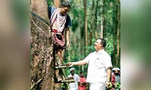 ത​ന്ത്ര​ങ്ങ​ളും മ​റു ത​ന്ത്ര​ങ്ങ​ളും; വോ​ട്ട​ർ​മാ​രെ തേ​ടി സ്ഥാ​നാ​ർ​ഥി​ക​ൾ തൊ​ഴി​ലി​ട​ങ്ങ​ളി​ൽ