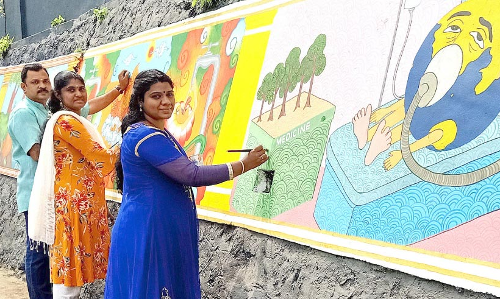 നെ​ടു​മ​ങ്ങാ​ട് ന​ഗ​ര​മ​ധ്യ​ത്തി​ലെ മ​തി​ലു​ക​ൾ വർണാഭമാകുന്നു