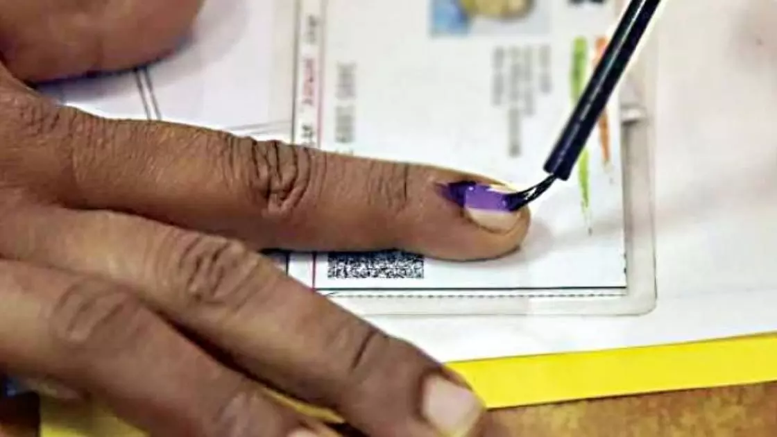 ആറിന് പോളിങ് തുടങ്ങിയത് വിവാദമായി; വോട്ടർമാരെ തിരികെ വിളിച്ച് വീണ്ടും വോട്ട് ചെയ്യിച്ചു ആറിന് പോളിങ് തുടങ്ങിയത് വിവാദമായി; വോട്ടർമാരെ തിരികെ വിളിച്ച് വീണ്ടും വോട്ട് ചെയ്യിച്ചു