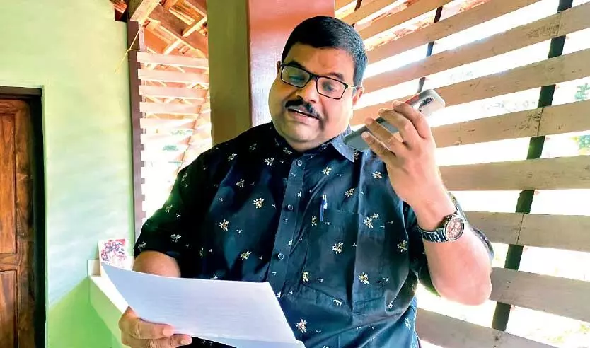 വാ​ട്സ്ആ​പ് ക​ഥ​പ​റ​ച്ചി​ലു​മാ​യി ഹ​രീ​ഷ് ആ​ർ. ന​മ്പൂ​തി​രി​പ്പാ​ട്; കേ​ൾ​വി​ക്കാ​രാ​യി അ​റു​പ​തി​നാ​യി​രം പേ​ർ