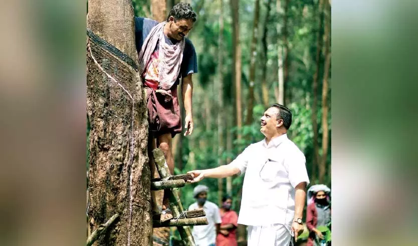 ത​ന്ത്ര​ങ്ങ​ളും മ​റു ത​ന്ത്ര​ങ്ങ​ളും; വോ​ട്ട​ർ​മാ​രെ തേ​ടി സ്ഥാ​നാ​ർ​ഥി​ക​ൾ തൊ​ഴി​ലി​ട​ങ്ങ​ളി​ൽ