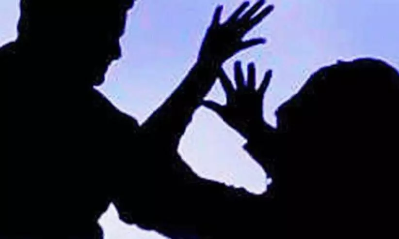 പൊലീസ് ഉദ്യോഗസ്ഥെൻറ സാന്നിധ്യത്തിൽ പരാതിക്കാരൻ മർദിച്ചെന്ന് പൊലീസ് ഉദ്യോഗസ്ഥെൻറ സാന്നിധ്യത്തിൽ പരാതിക്കാരൻ മർദിച്ചെന്ന്