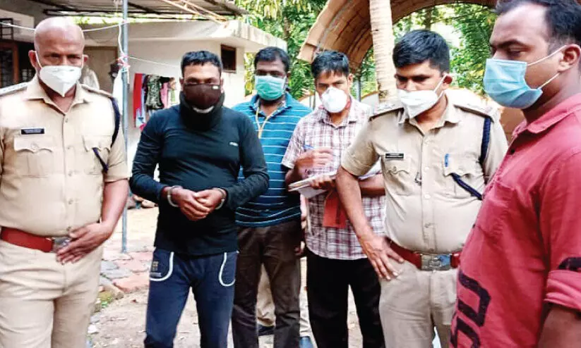 പ്രവാസിയുടെ വീട്ടിലെ കവർച്ച: പ്രതിയുമായി തെളിവെടുപ്പ് നടത്തി പ്രവാസിയുടെ വീട്ടിലെ കവർച്ച: പ്രതിയുമായി തെളിവെടുപ്പ് നടത്തി