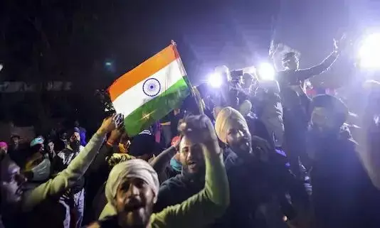 വെടിയുണ്ടയായാലും പരിഹാരമായാലും ഏറ്റുവാങ്ങിയേ ഞങ്ങൾ മടങ്ങൂ വെടിയുണ്ടയായാലും പരിഹാരമായാലും ഏറ്റുവാങ്ങിയേ ഞങ്ങൾ മടങ്ങൂ