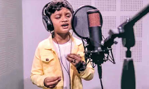 പി​താ​വി​നാ​യി പ്ര​ചാ​ര​ണ ഗാ​നം പാ​ടി ന​സ​ൽ