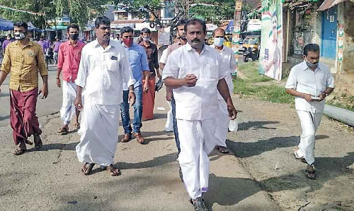 കു​ഴ​ൽ​മ​ന്ദ​ത്ത് എ​ൽ.​ഡി.​എ​ഫി​നു​വേ​ണ്ടി പ്ര​ചാ​ര​ണ​വു​മാ​യി കോ​ൺ​ഗ്ര​സ് പ്ര​വ​ർ​ത്ത​ക​ർ