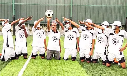 ഫുട്ബാളുമായി സ്ഥാനാർഥിയുടെ പ്രചാരണം