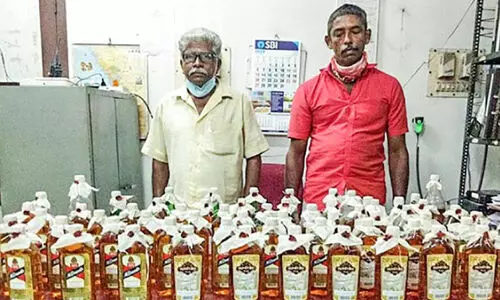 ഡ്രൈ​ഡേ ദി​ന​ത്തി​ൽ മ​ദ്യ വി​ൽ​പ​ന; ര​ണ്ടു​പേ​ർ അ​റ​സ്​​റ്റി​ൽ