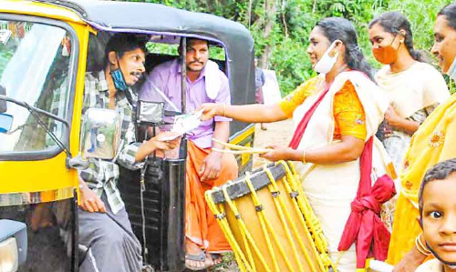 ചെണ്ടകൊട്ടി വോട്ടുതേടി വനിതസ്ഥാനാര്‍ഥി