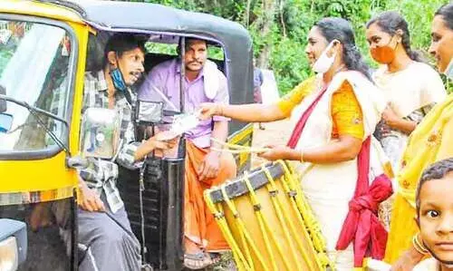 ചെണ്ടകൊട്ടി വോട്ടുതേടി വനിതസ്ഥാനാര്‍ഥി