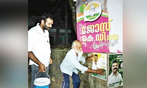 82ാം വയസ്സിലും പോസ്​റ്ററൊട്ടിക്കാൻ എം.പി. മുഹമ്മദ്