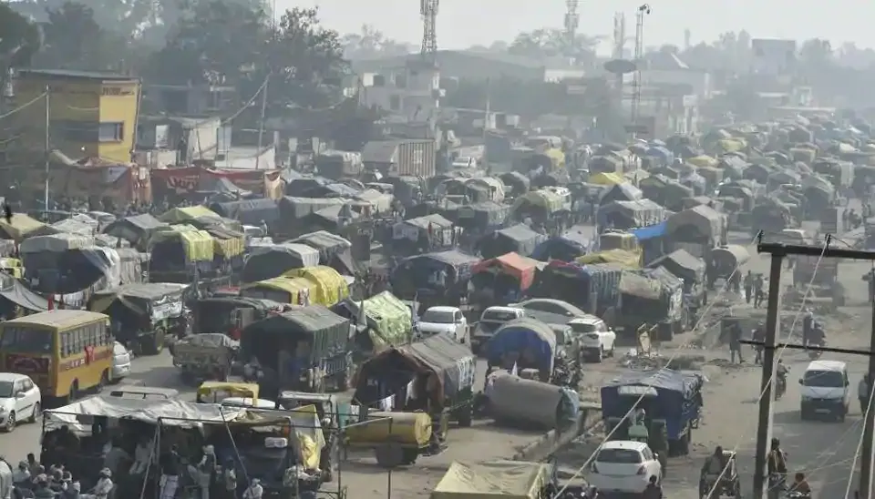 കർഷകരുടെ ആവശ്യങ്ങൾ അംഗീകരിച്ചില്ലെങ്കിൽ ഒരൊറ്റ ചരക്കുവാഹനവും ഓടില്ല; പണിമുടക്കാൻ ട്രക്ക് ഉടമകൾ