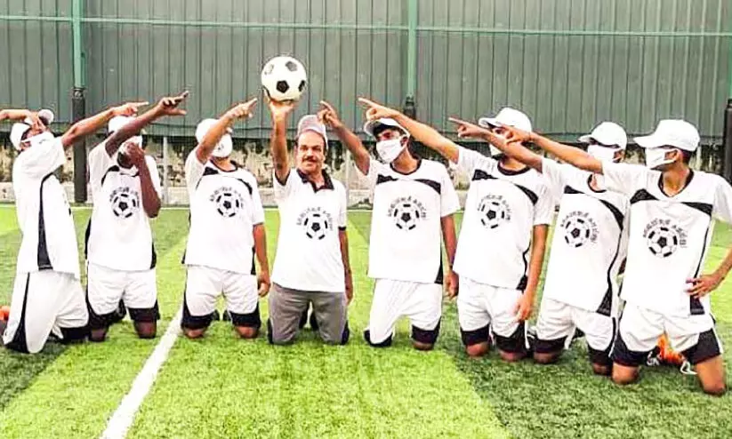 ഫുട്ബാളുമായി സ്ഥാനാർഥിയുടെ പ്രചാരണം ഫുട്ബാളുമായി സ്ഥാനാർഥിയുടെ പ്രചാരണം