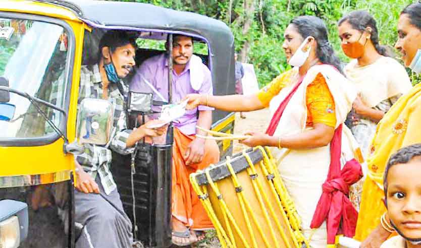 ചെണ്ടകൊട്ടി വോട്ടുതേടി വനിതസ്ഥാനാര്ഥി ചെണ്ടകൊട്ടി വോട്ടുതേടി വനിതസ്ഥാനാര്ഥി