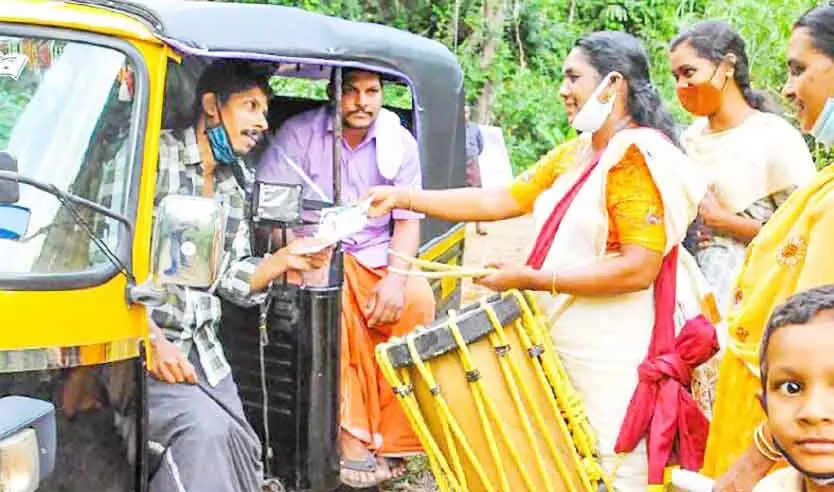 ചെണ്ടകൊട്ടി വോട്ടുതേടി വനിതസ്ഥാനാര്ഥി ചെണ്ടകൊട്ടി വോട്ടുതേടി വനിതസ്ഥാനാര്ഥി