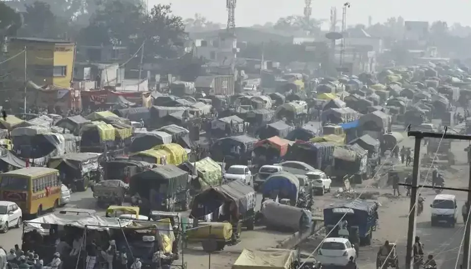 കർഷകരുടെ ആവശ്യങ്ങൾ അംഗീകരിച്ചില്ലെങ്കിൽ ഒരൊറ്റ ചരക്കുവാഹനവും ഓടില്ല; പണിമുടക്കാൻ ട്രക്ക് ഉടമകൾ