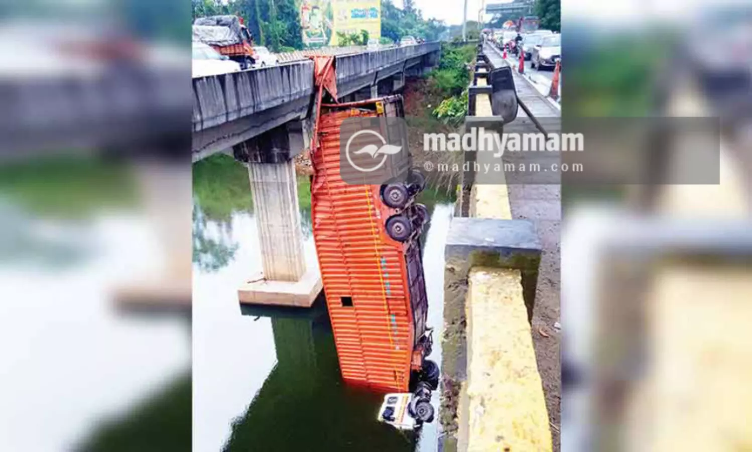 ചാ​ല​ക്കു​ടി​പ്പു​ഴ​യി​ൽ ക​ണ്ടെ​യ്​​ന​ർ ലോ​റി തലകീഴായി മ​റി​ഞ്ഞു