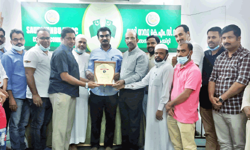 എം.​കെ.​പി. അ​ബ്​​ദു​സ്സ​മ​ദി​ന് കെ.​എം.​സി.​സി യാ​ത്ര​യ​യ​പ്പ് ന​ൽ​കി