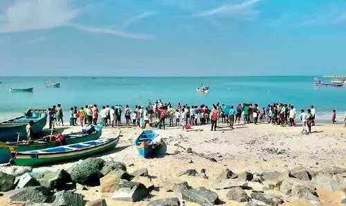 താ​നൂ​രി​ൽ വ​ള്ള​ത്തി​ൽ​നി​ന്ന് വീ​ണ് മ​ത്സ്യ​ത്തൊ​ഴി​ലാ​ളി​യെ കാ​ണാ​താ​യി