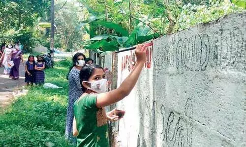 ചുമരെഴുത്തിനും പോസ്​റ്റർ പതിക്കാനും പെൺപട സജീവം