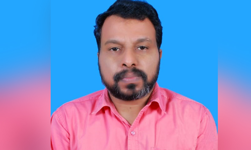 കാ​ല് ച​ലി​ച്ചി​ല്ലെ​ങ്കി​ലും മ​ന​സ്സ്​ ത​ള​രാ​തെ വോ​ട്ട് ചോ​ദി​ച്ച് ക​മ​ൽ