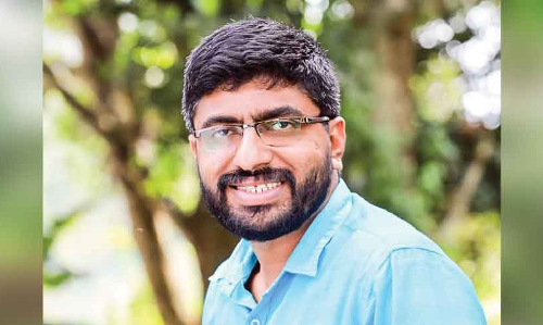 പ്ര​തീ​ഷ്കു​മാ​ർ ക​ള​ത്തി​ൽ; ക​ളി നി​യ​ന്ത്രി​ക്കാ​ന​ല്ല; വോ​ട്ട്​ അ​ഭ്യ​ർ​ഥി​ക്കാ​ൻ