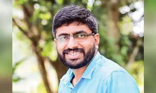 പ്ര​തീ​ഷ്കു​മാ​ർ ക​ള​ത്തി​ൽ; ക​ളി നി​യ​ന്ത്രി​ക്കാ​ന​ല്ല; വോ​ട്ട്​ അ​ഭ്യ​ർ​ഥി​ക്കാ​ൻ