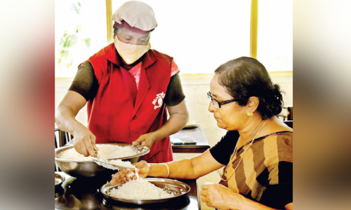 ഇവിടെ സ്​ഥാനാർഥി അന്നമൂട്ടുകയാണ്