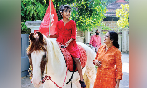 പത്ത്​ വയസ്സുകാരി വോട്ടുതേടി കുതിരപ്പുറത്ത്